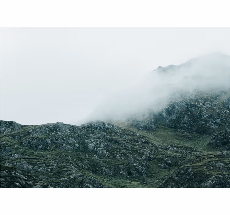 Tapisserie montagne vues dans un brouillard dense - TenStickers
