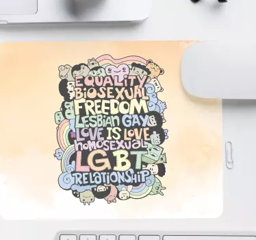 Tapis de souris citation célébrons l'égalité amoureuse - TenStickers