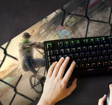 Tapis de souris gamer motard en scène urbaine - TenStickers