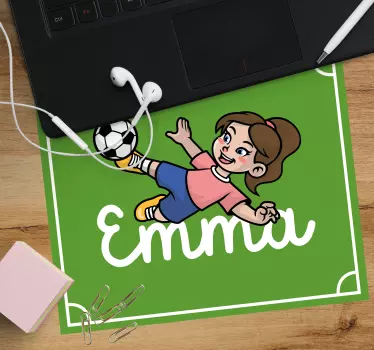Tapis de souris personnalisable fille tirant au foot - TenStickers