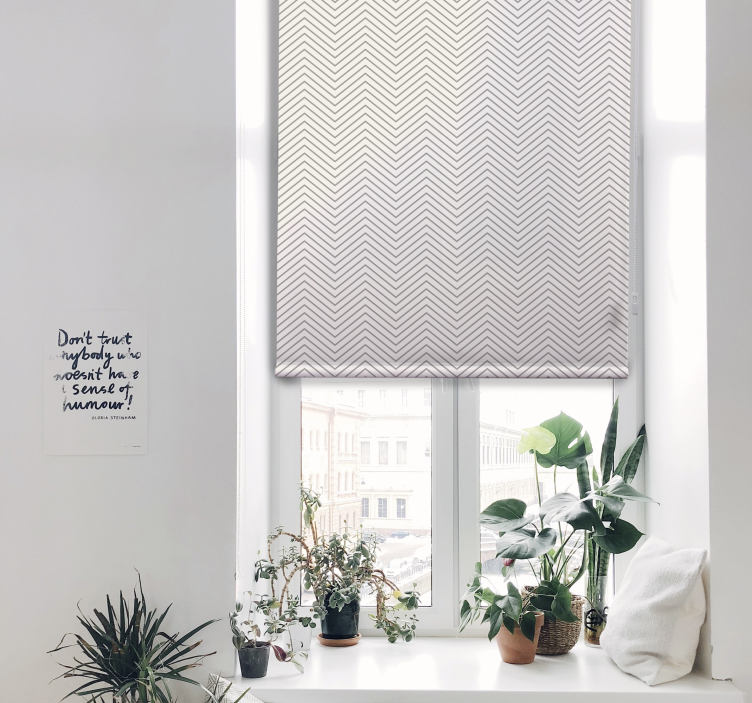 Stores enrouleur salon rustique lignes en zigzags grises - TenStickers