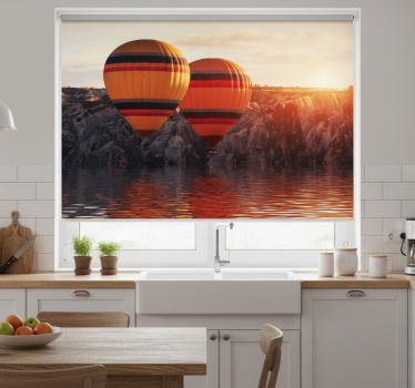 Store enrouleur cuisine ballons d'air au-dessus du lac - TenStickers