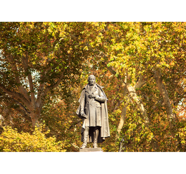 Tapisserie personnalisée statue parmi le feuillage - TenStickers