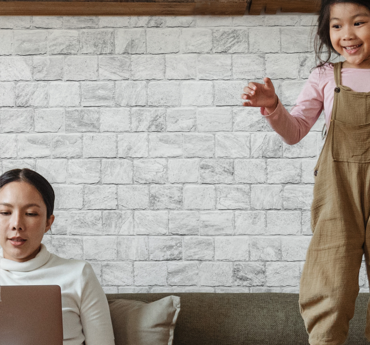 Tapisserie brique enfant heureux en train de jouer - TenStickers