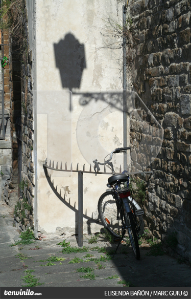 Poster paysage ombre de lampadaire et vélo - TenStickers