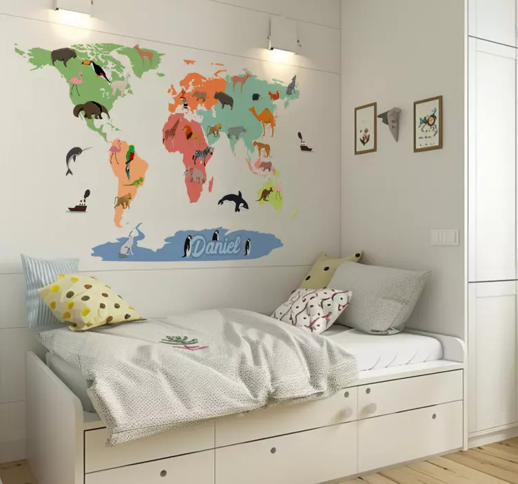 Sticker chambre enfant carte du monde colorée avec animaux - TenStickers