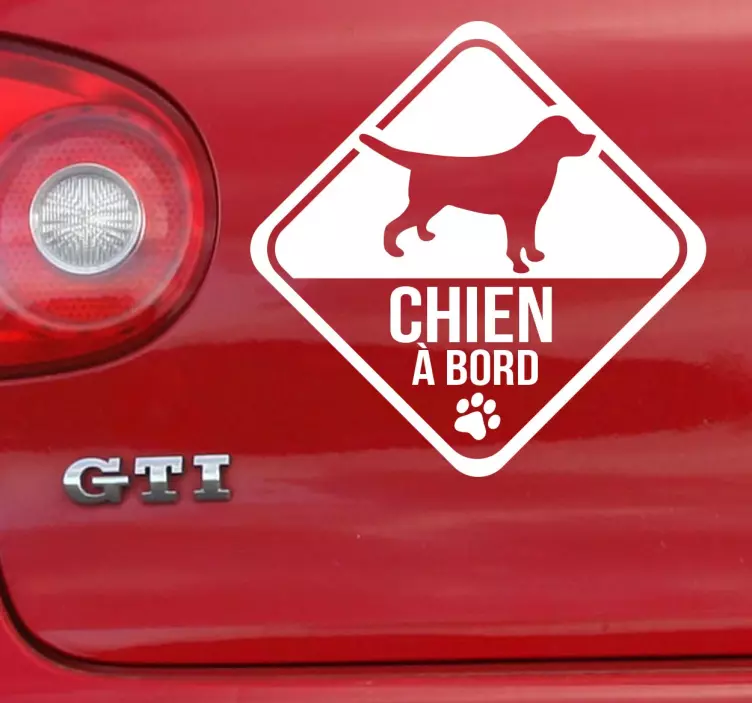 Sticker voiture chien à bord panneau - TenStickers