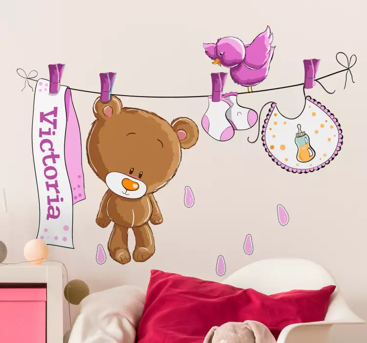 Sticker enfant ours en peluche sur séchoir rose - TenStickers