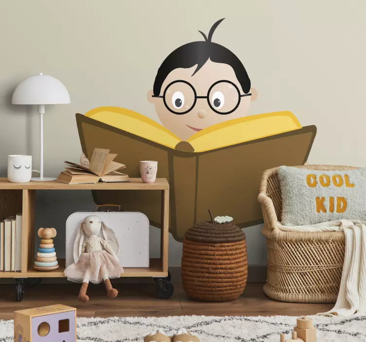 Sticker enfant petit garçon lisant un livre - TenStickers