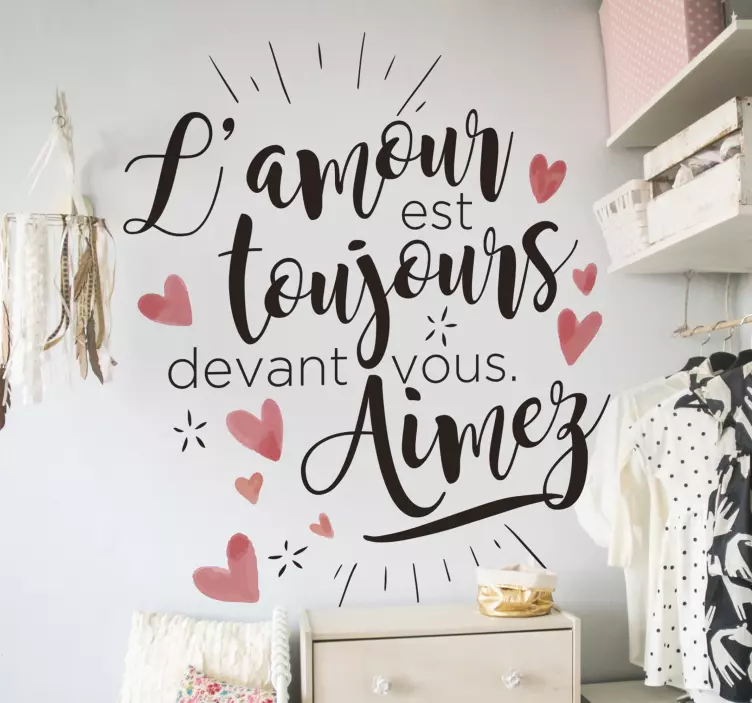 Sticker mural chambre "L'amour est toujours devant" - TenStickers