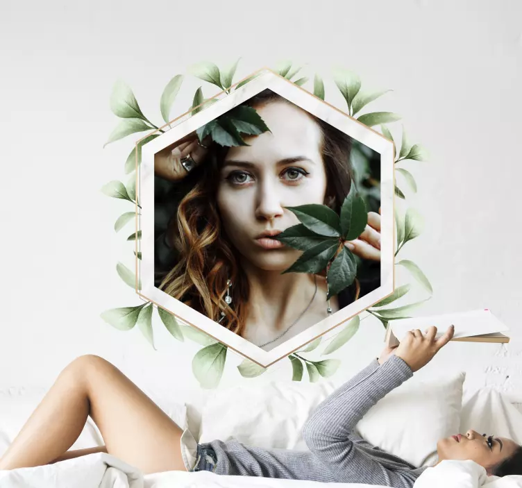 Sticker nature femme avec des feuilles - TenStickers