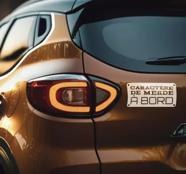 Autocolant voiture "caractère de merde à bord" - TenStickers