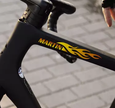 Sticker vélo nom personnalisable flammes - TenStickers