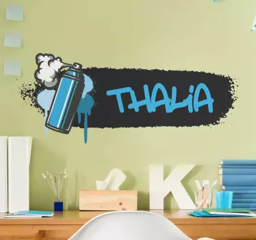 Sticker graffiti prénom avec bombe de peinture bleue - TenStickers