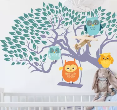Sticker bébé hiboux jouant sur un arbre - TenStickers