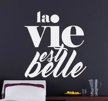 Sticker mural salon moderne citation la vie est belle - TenStickers