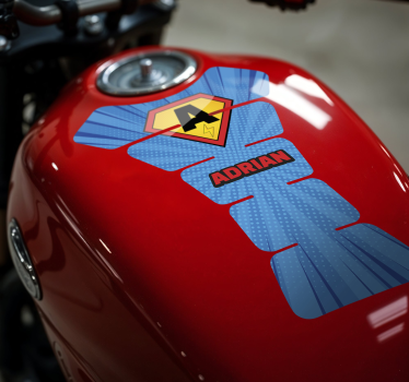 Sticker moto initiale de super-héros personnalisée - TenStickers