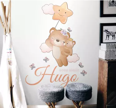 Sticker bébé ours suspendu avec prénom - TenStickers