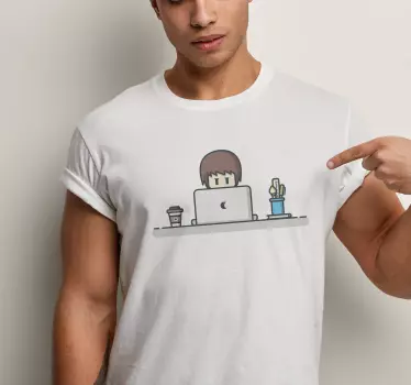Tee-shirt un travailleur sur ordinateur - TenStickers