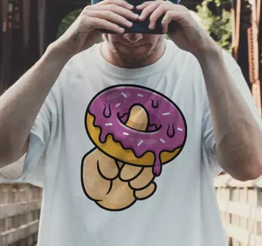 Tee-shirt enfant avec donut tenu par un doigt - TenStickers