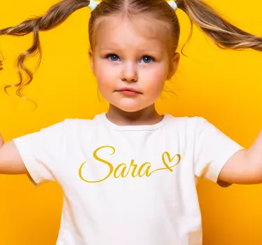 T-shirt personnalisé nom avec un cœur - TenStickers