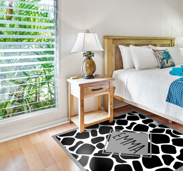 Tapis vinyle ado girafe noire et blanche avec nom - TenStickers